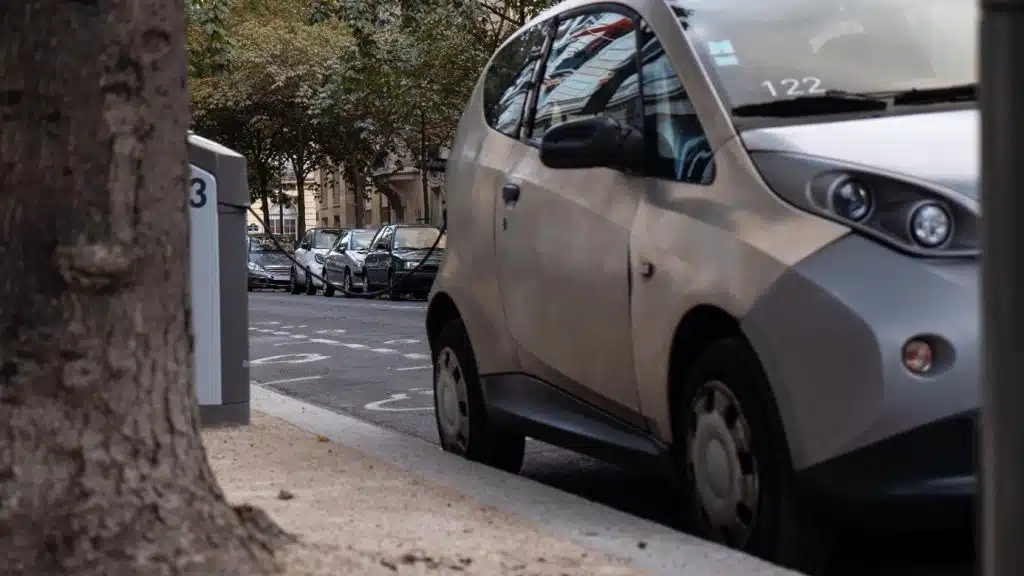 Elektrische minicar die aan het opladen is