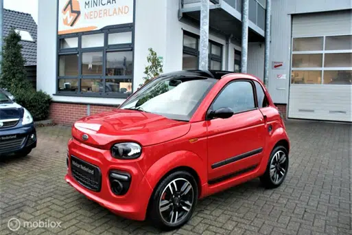 Nieuwe rode brommobiel
